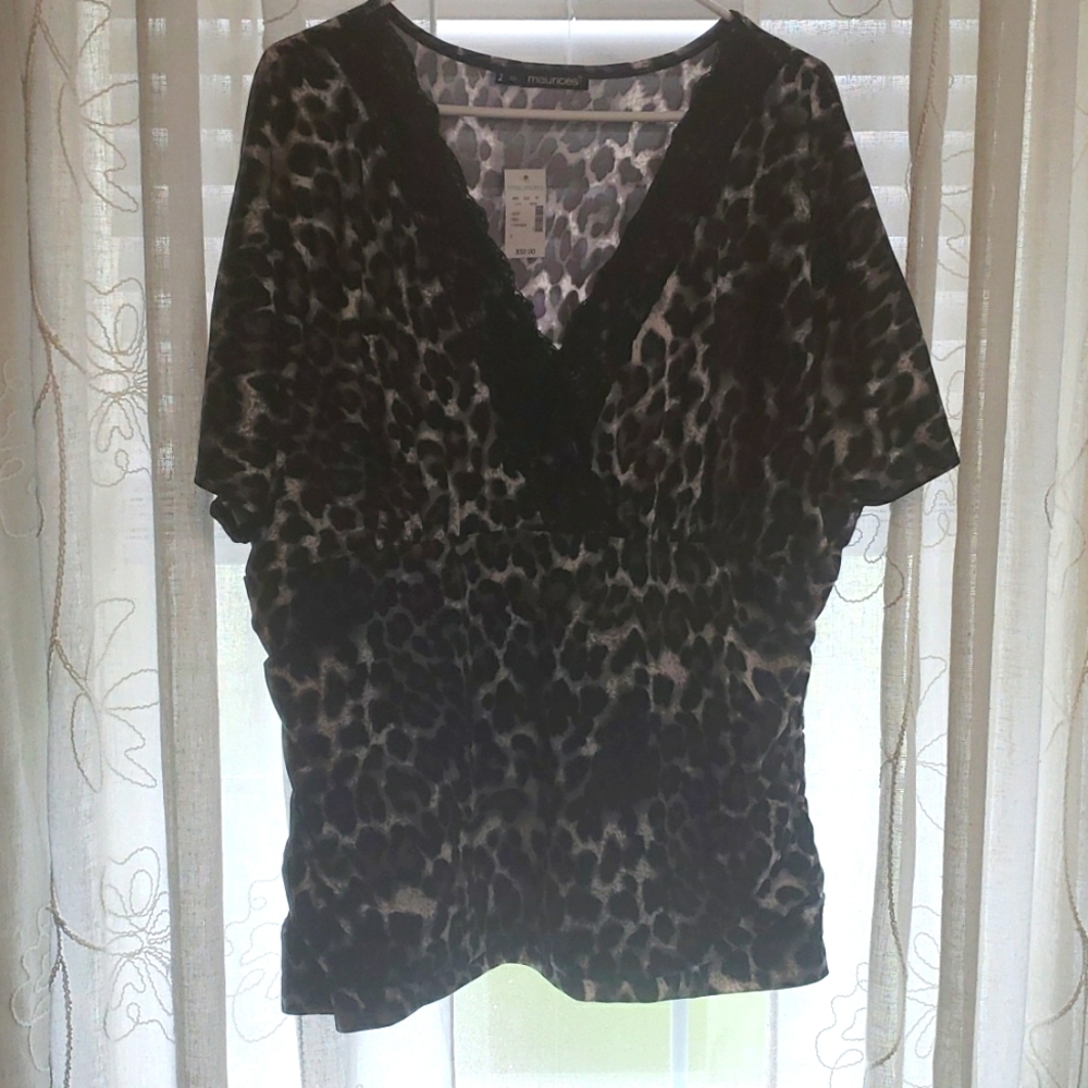 Maurices NWT Plus size 2 (20-22w) Black/Grey Animal print top